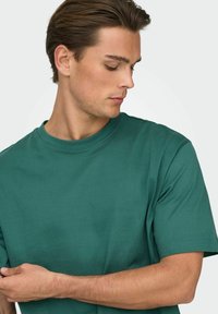 Only & Sons ONSFRED LIFE RLX SS TEE NOOS - Βασικό μπλουζάκι - mallard green