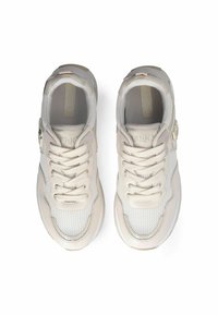 Weiße Mesh- und Synthetik-Sneaker mit dickem Profil, die ein Schnürdesign und leichte metallische Akzente aufweisen. Minimalistischer Look mit klaren Linien.