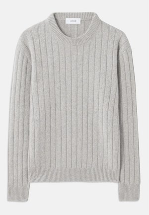 Pull en maille côtelée gris avec un col rond, fabriqué en matériau doux, arborant des motifs de coutures verticales et des bords côtelés aux poignets et à l'ourlet.