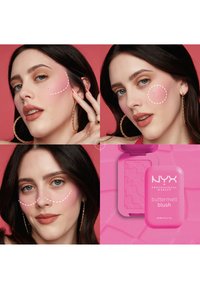 Femme démontrant trois techniques d'application du blush sur les joues avec des lignes pointillées, à côté d'un blush compact NYX Buttermelt rose sur fond rose.