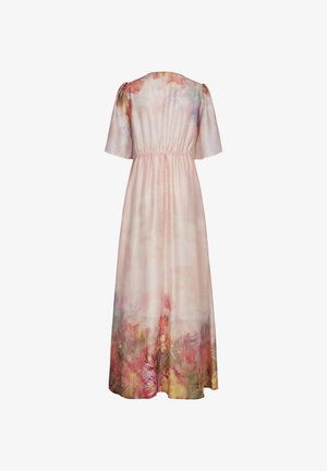 Vista trasera de un vestido maxi color rosa pastel con mangas cortas, cintura ceñida y estampado floral a lo largo del dobladillo.