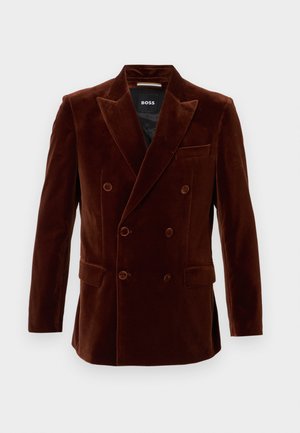 Blazer doppiopetto in velluto marrone scuro con rever a punta, sei bottoni coordinati e tre tasche anteriori, con etichetta "BOSS" all'interno.
