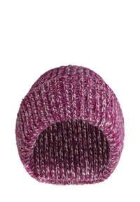 Pletená čiapka v rôznych odtieňoch ružovej s rebrovanou textúrou. Interiér má tmavší ružový vzor, ktorý poskytuje útulný a teplý vzhľad.