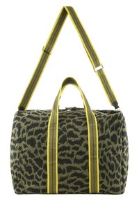 Sac polochon rectangulaire imprimé léopard avec poignées rayées jaunes et noires et bandoulière réglable.