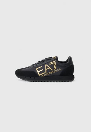 Schwarzer Sneaker mit niedrigem Schnitt, goldfarbenem "EA7 Emporio Armani"-Logo an der Seite, schwarzen Schnürsenkeln und gezackter Gummisohle.