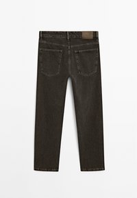 Mörkgrå denimjeans med rak benpassform. Har två bakfickor och ett rektangulärt läderpatch ovanför midjan.