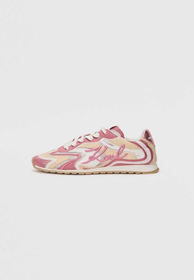 Sneaker multicolore con tomaia in tessuto testurizzato caratterizzata da onde rosa e crema, logo ricamato, lacci bianchi e suola marrone chiaro.