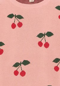 Roze gebreide stof met een herhaald patroon van rode kersen en groene bladeren, met een ronde halslijn en een geribbelde kraag.