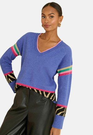 REGULAR FIT - PRINT V-NECK COSY - Džemper - blue rainbow animal stripe