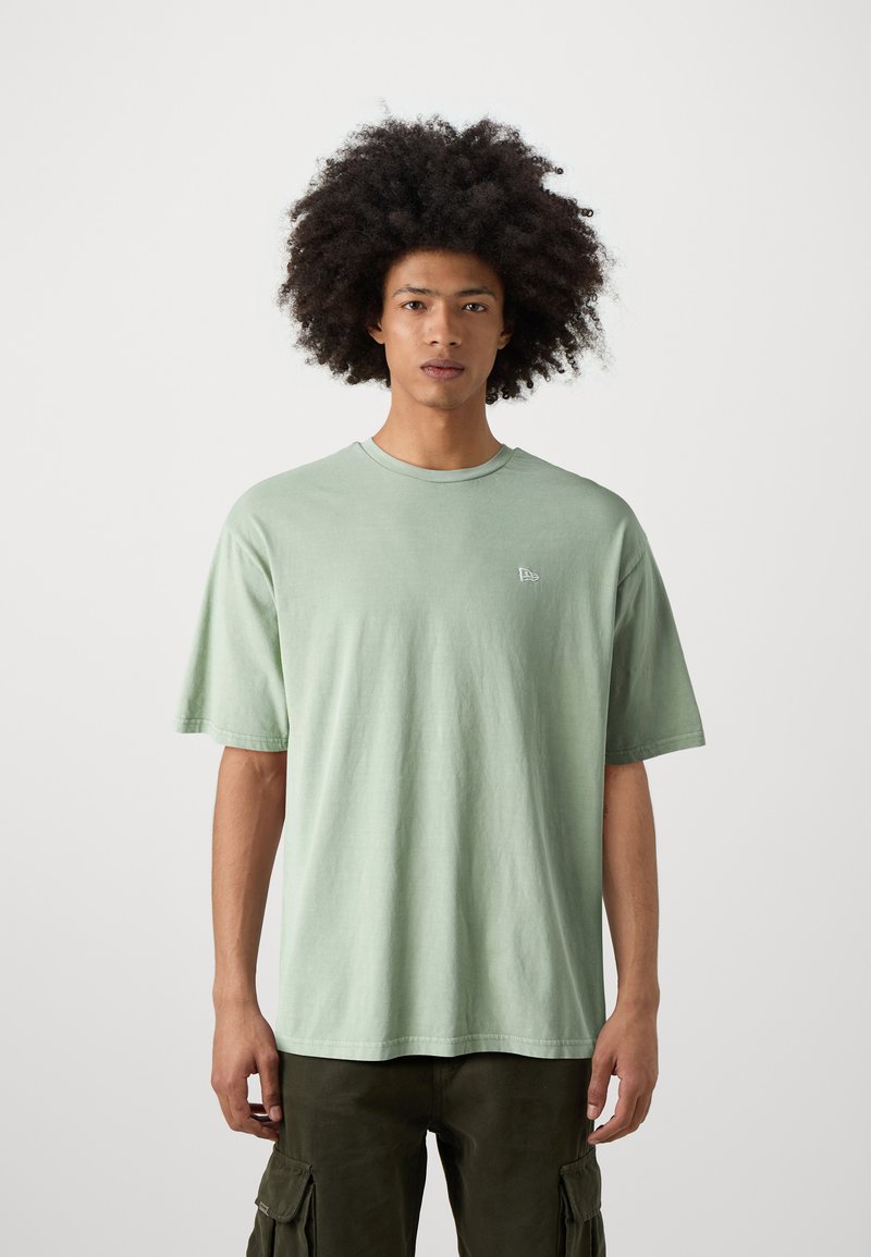 T-shirt in cotone verde menta a maniche corte con scollo rotondo e un piccolo logo bianco sul lato sinistro del petto. Presenta una vestibilità comoda.