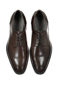 Braune Leder-Dressschuhe mit glatter Oberfläche, runder Zehenpartie, vier Ösen und Schnürverschluss. Texturierte, dunkle Sohlen mit minimalem Profil.