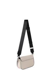 Borsa a tracolla sintetica beige con forma rettangolare, tracolla nera e accessori in argento. Presenta una finitura liscia e un bordo a contrasto.