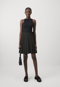 VILA VIAGNES SKIRT - Minisukňa - black