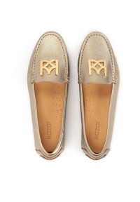 Metalni zlatni loafers s teksturiranom površinom, s istaknutim zlatnim logotipom sprijeda i svijetlosmeštim uloškom.