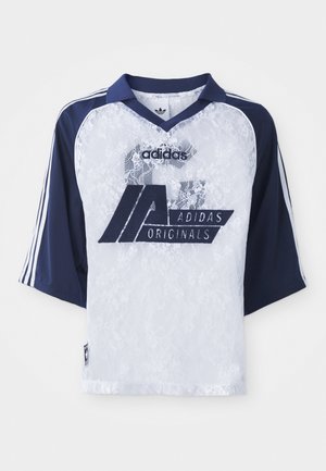 Adidas Originals majica s kratkimi mornarsko modrimi rokavi, belim čipkastim telesom in velikim logotipom. Ima ovratnik in tri črte kot poudarke.