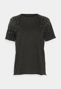 Schwarzes kurzärmeliges T-Shirt aus weichem Stoff, mit metallischen Nieten entlang der Schultern in einem Farbverlaufsmuster für zusätzliche Details.