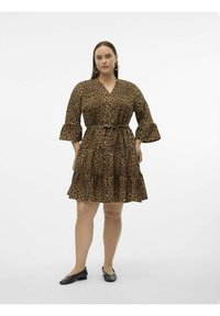 Abito con stampa leopardata, scollo a V, maniche a farfalla, vita cinchata e gonna a strati con balze. Il materiale appare liscio; i colori sono marrone e nero.