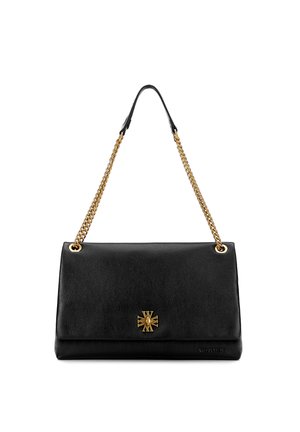 Czarna skórzana torebka z złotym łańcuszkiem, z złotym emblematem z przodu i gładką fakturą. Projekt z klapą składana.