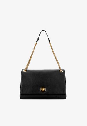Bolso de piel negra con una correa de cadena dorada, que presenta un emblema dorado en la parte frontal y una textura suave. Diseño de solapa plegable.
