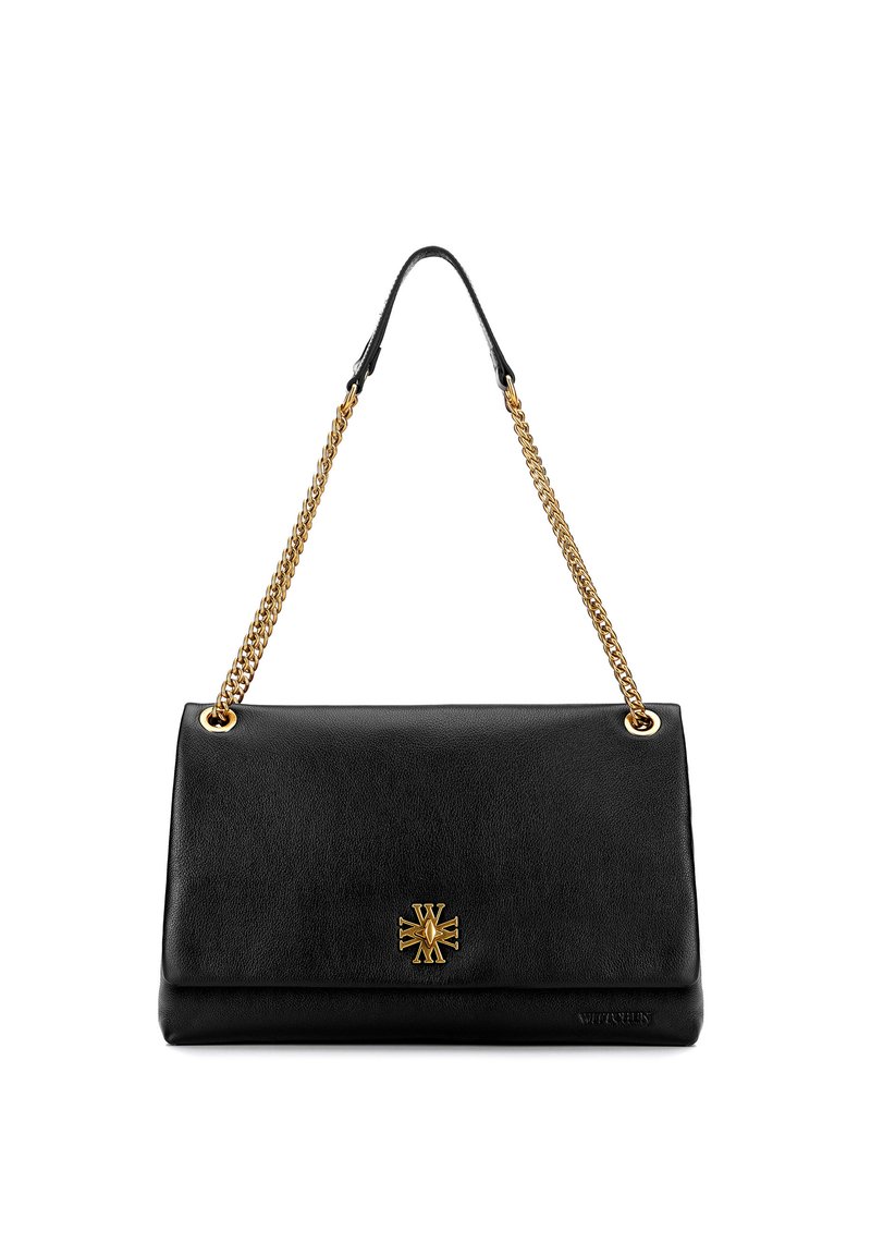 Sac en cuir noir avec une bandoulière en chaîne dorée, arborant un emblème doré à l'avant et une texture lisse. Design à rabat.