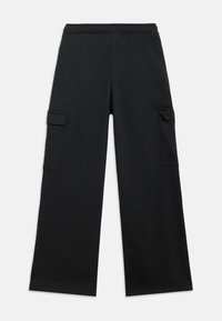 Μαύρο, φαρδύ παντελόνι τύπου cargo κατασκευασμένο από μαλακό ύφασμα, με πλαϊνές τσέπες και ελαστική μέση για άνεση και ευκολία στη χρήση.