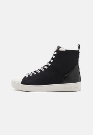 Baskets montantes noir et blanc avec tige en mesh, lacets blancs brandés, semelle blanche et logo Michael Kors sur le côté et la languette.