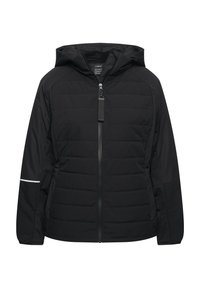 Chaqueta con capucha negra y diseño acolchado, que presenta una cremallera central, bolsillos laterales, acentos en los hombros y detalles reflectantes en las mangas.