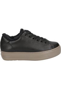 Zapatillas de cuero negro con un upper texturizado, forro negro suave y una suela gruesa color beige para mayor altura. Cuenta con cordones negros y ojales de metal.