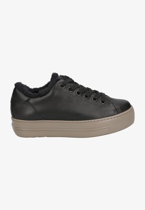 Schwarze Leder-Sneaker mit Obermaterial aus strukturiertem Leder, weichem schwarzen Innenfutter und einer dicken beigen Sohle für zusätzlichen Halt. Mit schwarzen Schnürsenkeln und Metallösen.