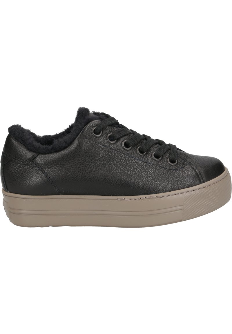 Zapatillas de cuero negro con un upper texturizado, forro negro suave y una suela gruesa color beige para mayor altura. Cuenta con cordones negros y ojales de metal.
