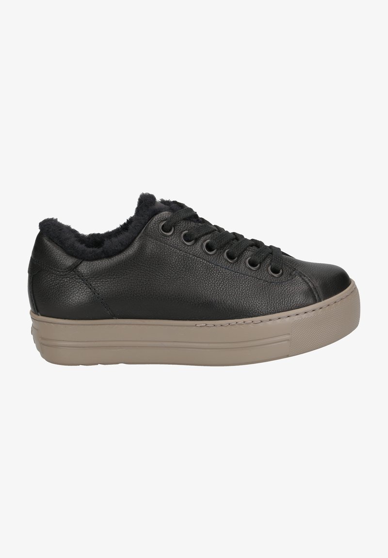 Zapatillas de cuero negro con un upper texturizado, forro negro suave y una suela gruesa color beige para mayor altura. Cuenta con cordones negros y ojales de metal.