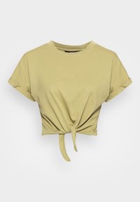 Jasnozielona, krótka koszulka wykonana z miękkiego materiału, z okrągłym dekoltem, podwiniętymi krótkimi rękawami i detalem w postaci węzła z przodu na dole.