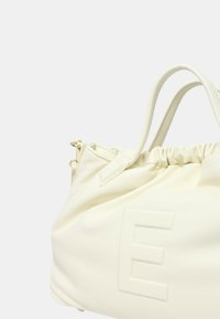 Borsa a mano in pelle bianca con un design arricciato, caratterizzata da una grande "E" in rilievo sul lato e accessori in metallo dorato.