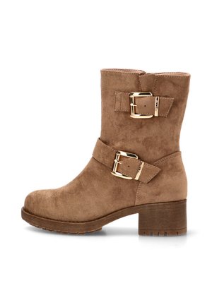 Botas de tobillo de ante marrón con dos hebillas doradas, punta redonda y un tacón grueso. Superficie texturizada con un dibujo moderado en la suela.