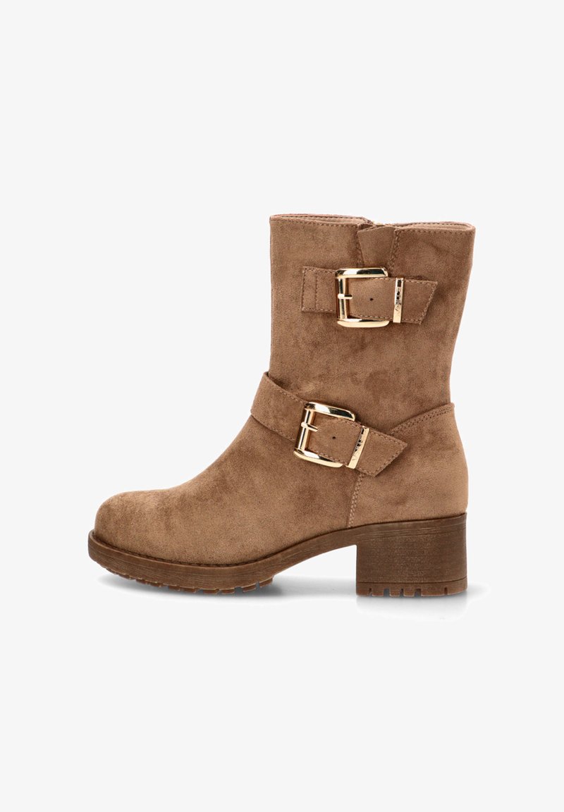 Botas de tobillo de ante marrón con dos hebillas doradas, punta redonda y un tacón grueso. Superficie texturizada con un dibujo moderado en la suela.