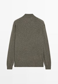 Dlouhý svetr s knoflíky v tmavě olivové barvě, měkká textura, žebrovaný límec a manžety, jednobarevný bez vzorů.