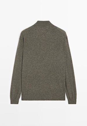 Langärmelige Strickjacke in dunklem Olivgrün, weiche Textur, Rippstrickkragen und Bündchen, einfarbig ohne Muster.