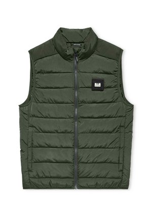 Zielona kamizelka z ociepleniem, z wysokim kołnierzem, zamkiem błyskawicznym z przodu i kwadratową naszywką z logo. Posiada poziome pikowanie oraz boczne kieszenie.