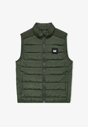 Zielona kamizelka z ociepleniem, z wysokim kołnierzem, zamkiem błyskawicznym z przodu i kwadratową naszywką z logo. Posiada poziome pikowanie oraz boczne kieszenie.