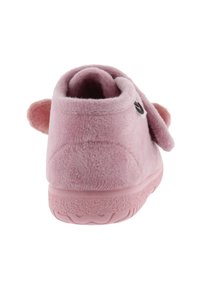 chausson rose en peluche avec une texture douce, dos arrondi et petits accents en forme d'oreilles sur les côtés. Il dispose d'une semelle en caoutchouc pour une meilleure adhérence.