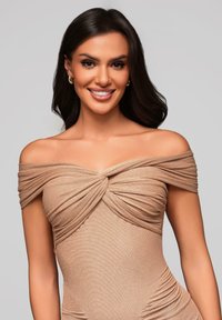 Olkapäiltä avonainen beige mekko, jossa on rypytetty kangas, solmittu yksityiskohta rinnassa ja sileä pinta. Mekossa on vartalonmyötäinen leikkaus.