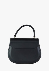 Bolso de cuero negro con base redondeada, cierre con solapa estructurada y asa corta. Textura lisa, herrajes mínimos y líneas limpias.