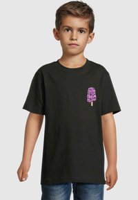 Tricou negru din bumbac cu un grafic colorat de înghețată și textul „Sezonul este Sezonul Înghețatei” pe partea stângă a pieptului.
