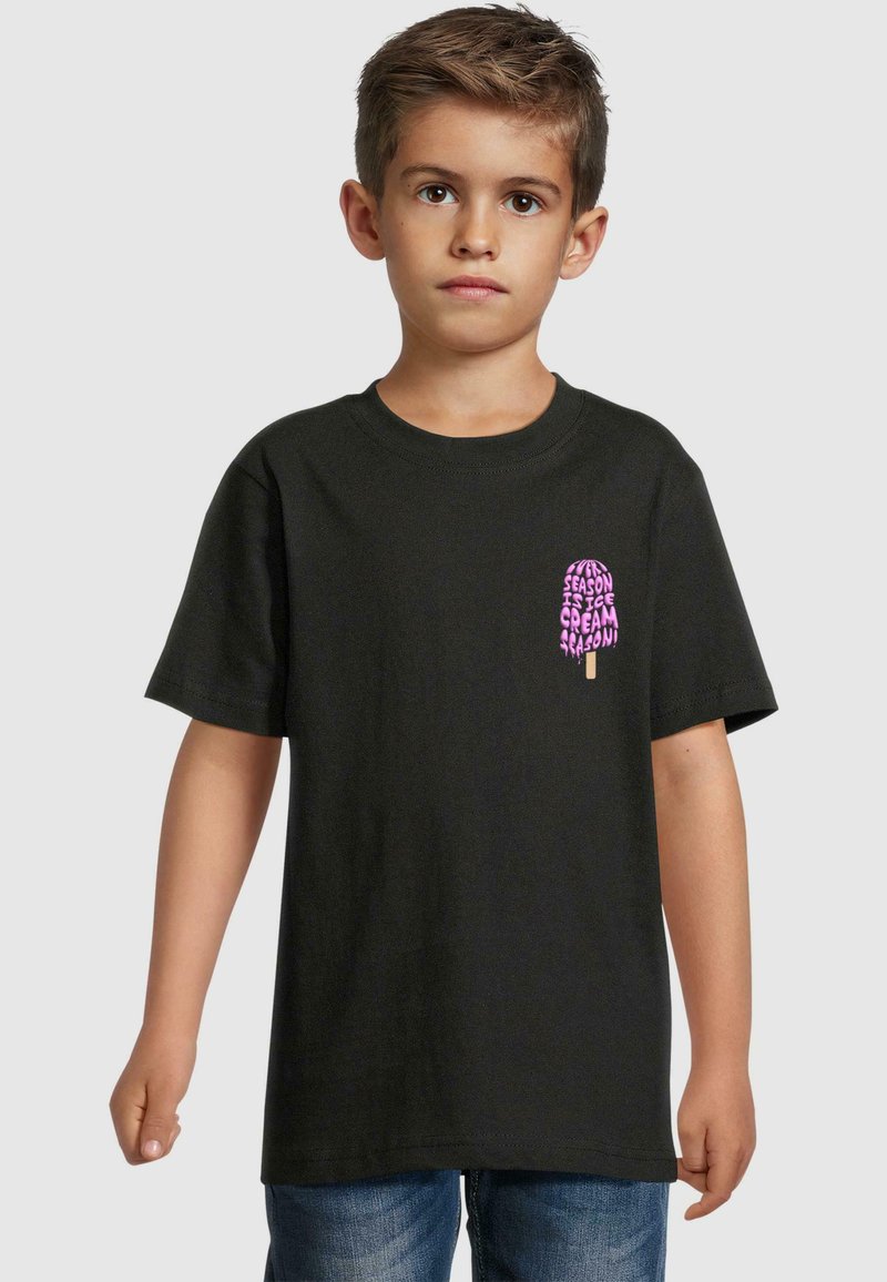 Tricou negru din bumbac cu un grafic colorat de înghețată și textul „Sezonul este Sezonul Înghețatei” pe partea stângă a pieptului.