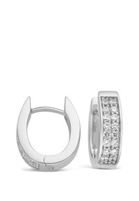 Runda silverörhängen med en polerad yta. En av dem har en rad av klara stenar som är infattade i ett horisontellt band. Design med gångjärnsstängning.