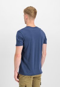 Marineblaue, kurzärmlige T-Shirt mit Rundhalsausschnitt und glatter Textur. Verfügt über ein schlichtes Design ohne sichtbare Logos oder Muster.