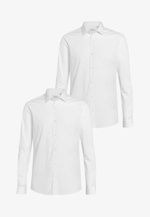 Witte overhemden met lange mouwen, knoopsluiting aan de voorkant en klassieke kraag. Glad stoffen textuur en getailleerde pasvorm. Twee shirts weergegeven.
