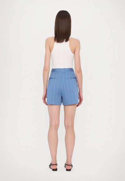 Blåstripete shorts med skreddersydd design, med midje, to baklommer og en hem over midt på låret.