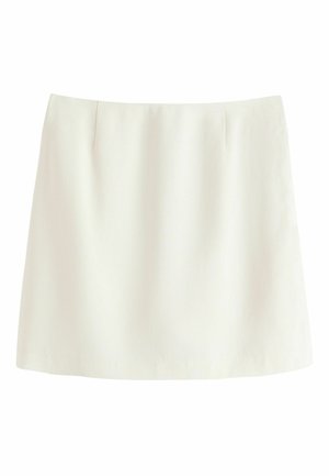 Biała mini spódnica o kroju litery A z delikatnymi zakładkami przy pasie, gładka w dotyku, bez widocznych wzorów czy zdobień.