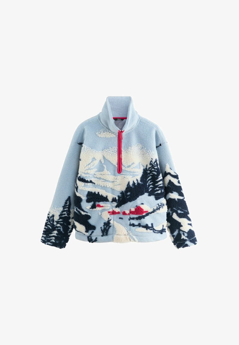 Pull col montant en polaire bleu clair avec zip demi-fermeture. Présente un paysage de montagne et de forêt en relief brodé en blanc cassé, avec des accents en marine et rouge.